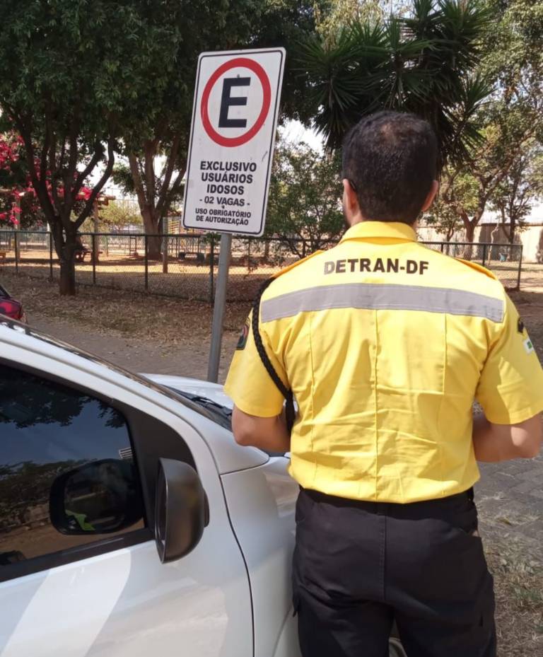 Detran-DF fiscaliza 80 vagas especiais em Águas Claras