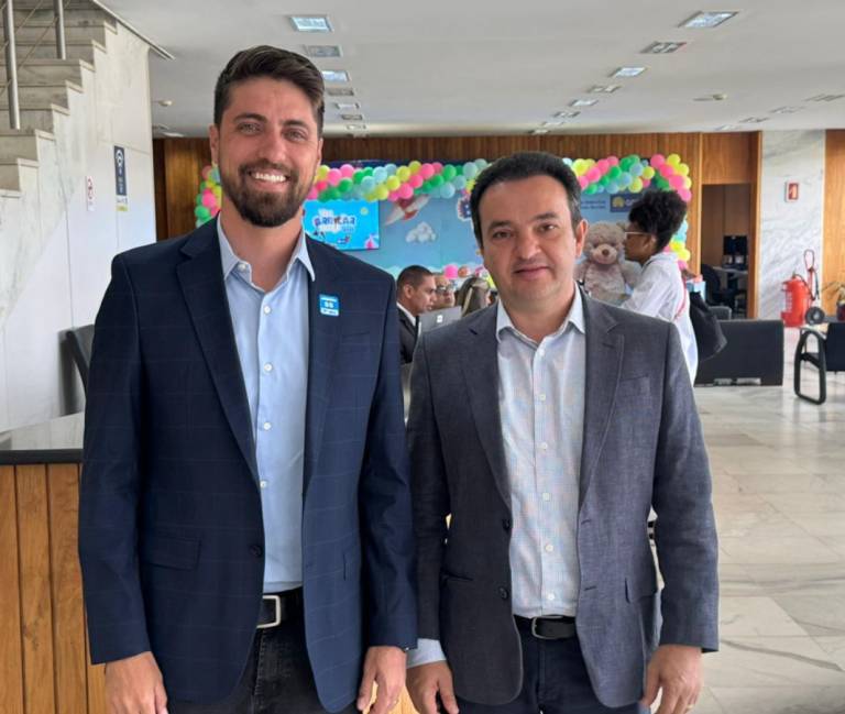 Prefeito Marcus Vinicius e secretário Pábio Mossoró em busca de investimentos para Valparaíso