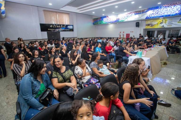 Centro de línguas promove show de calouros e movimenta Câmara de vereadores em Novo Gama