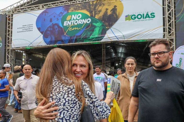 Celina destaca integração entre DF e Entorno durante visita à feira na Torre de TV