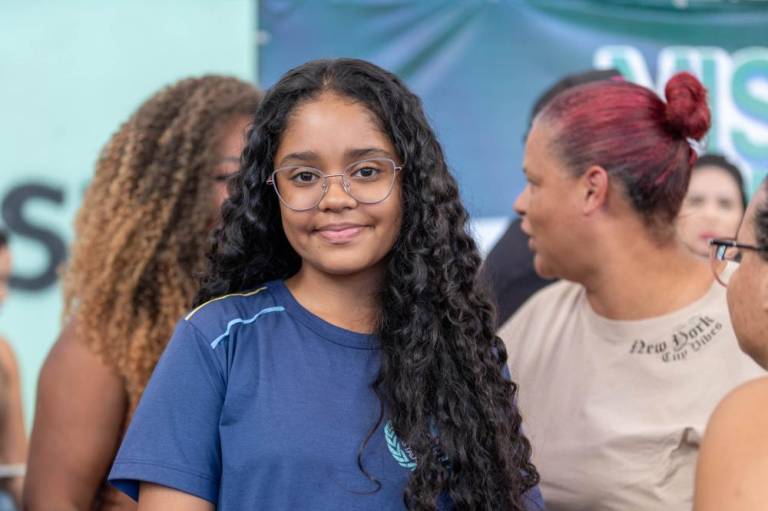 Com olhar voltado para o futuro, Carlinhos do Mangão, entrega 501 óculos a crianças da rede de ensino pública