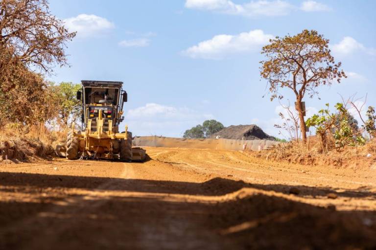 Obras de pavimentação no setor de chácaras Vale das Andorinhas seguem a todo vapor