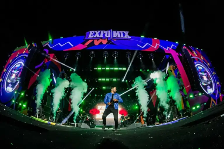 ExpoMix 2025 estreia com casa cheia e noite de grandes atrações