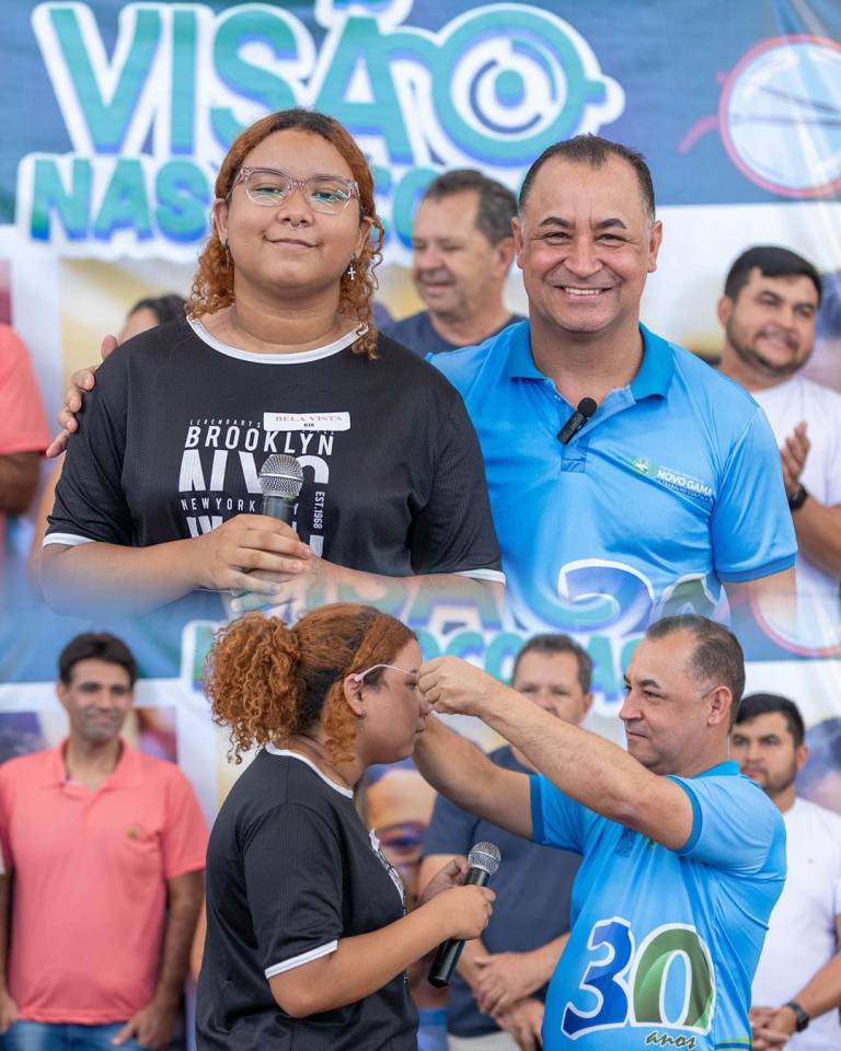 Prefeito Carlinhos do Mangão entrega mais 501 óculos para crianças da rede municipal de ensino de Novo Gama