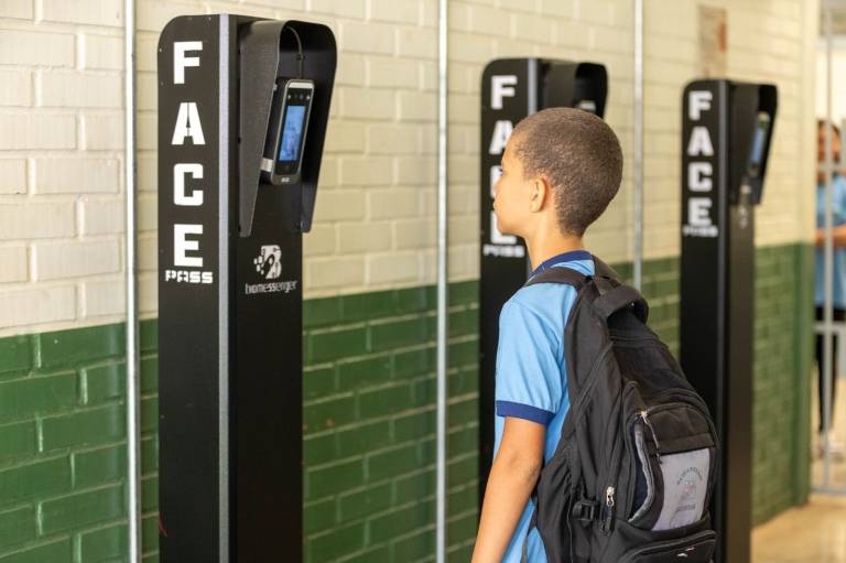 Prefeito da educação: Carlinhos do Mangão inaugura biometria facial e garante mais segurança nas escolas de Novo Gama