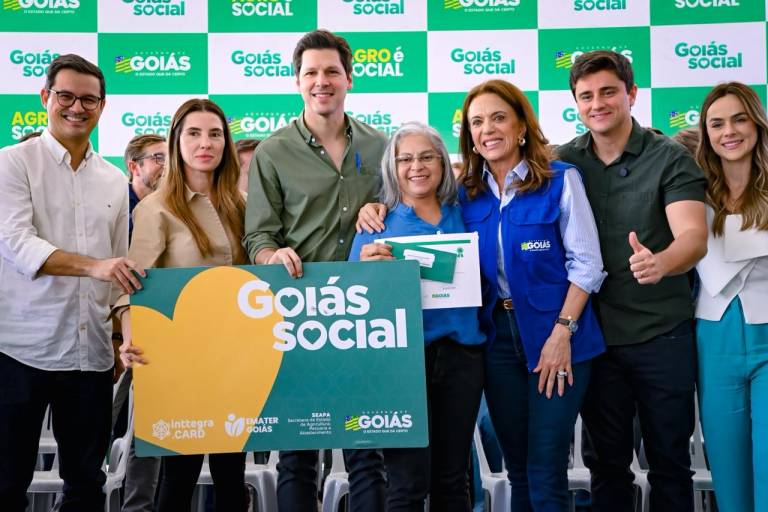 Gracinha Caiado entrega benefícios do Agro é Social em Luziânia