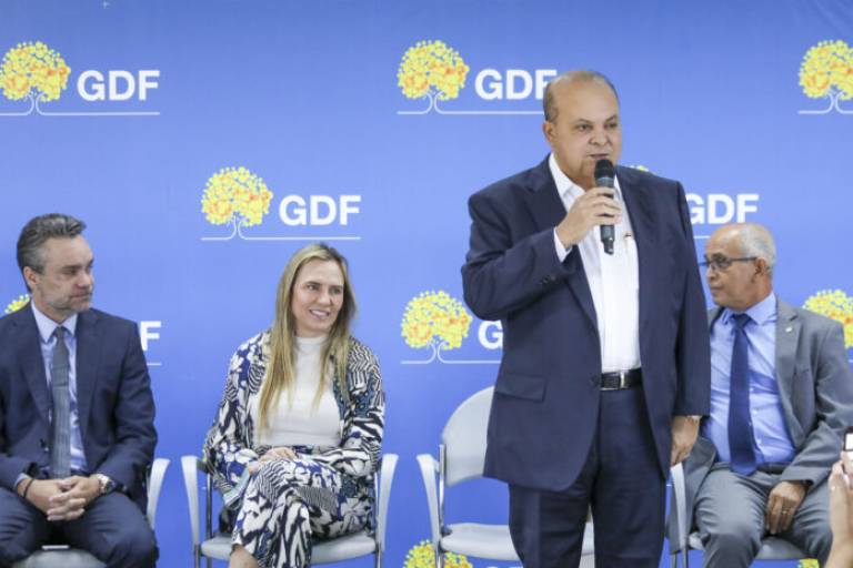 Ibaneis sanciona nova lei dos táxis e moderniza serviço no Distrito Federal