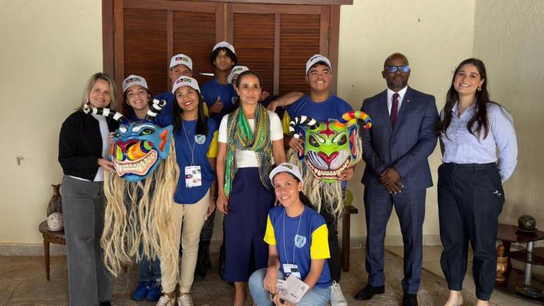 Alunos de Santo Antônio do Descoberto vivenciam história e cultura haitiana em visita à Embaixada do Haiti