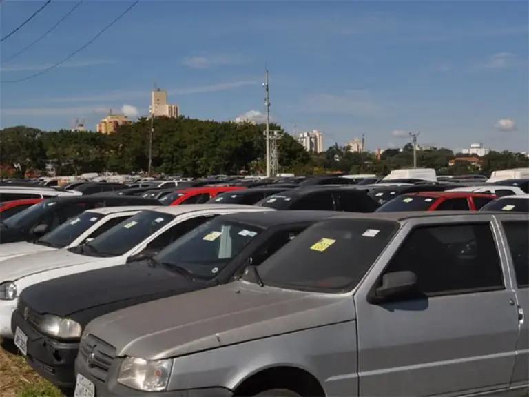 Hilux por R$ 28 mil e moto BMW por R$ 12 mil no leilão do Detran-DF