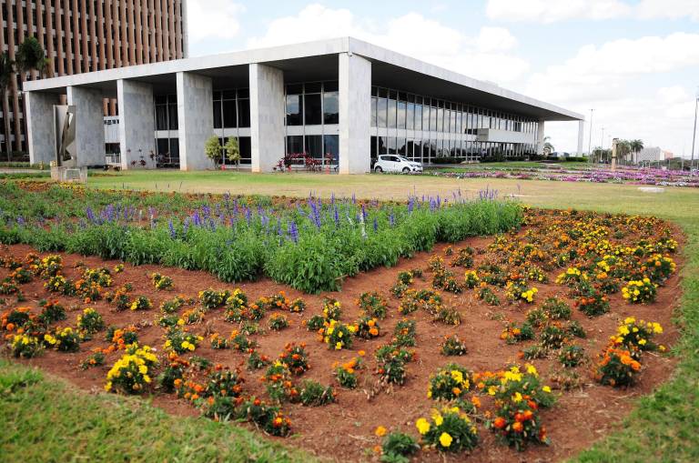Governador Ibaneis Rocha decreta ponto facultativo no DF em 21 de novembro