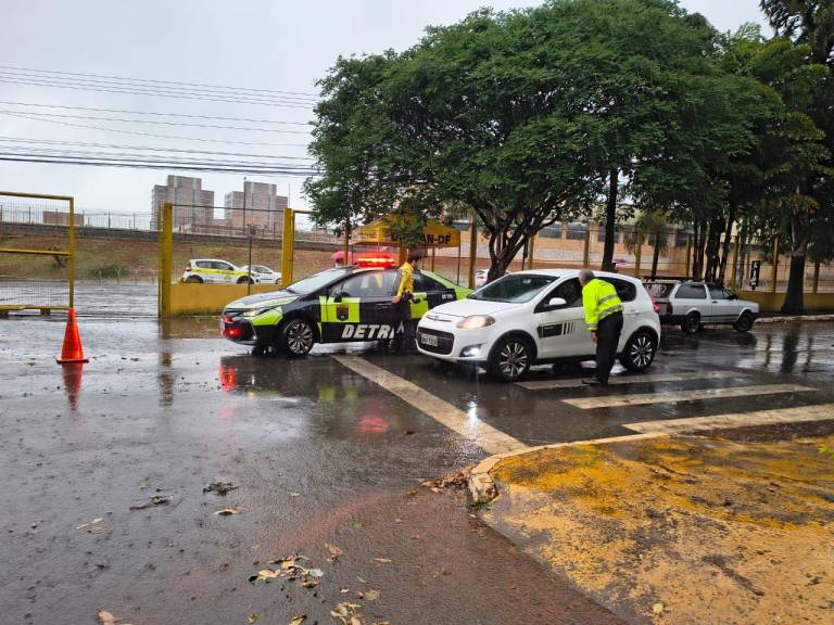 Inabilitado vai dirigindo fazer prova teórica no Detran-DF