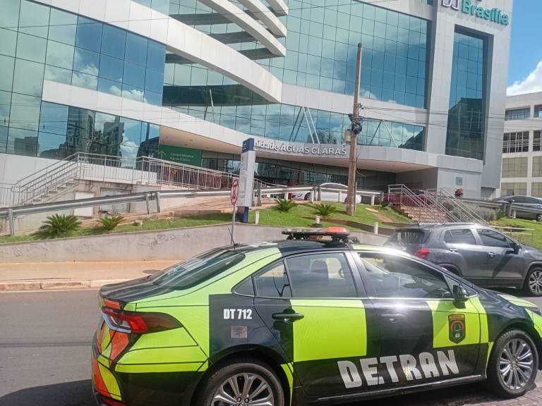 Detran-DF realiza operação para coibir estacionamento irregular em Águas Claras