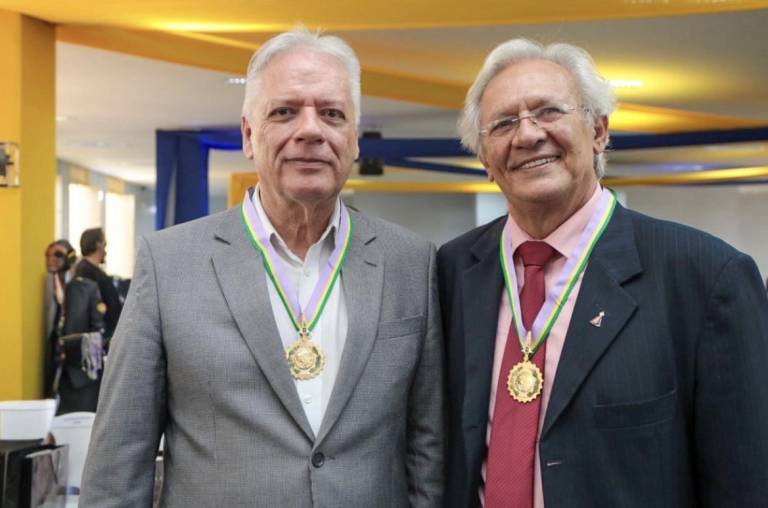 Raimundo Ribeiro e Vinícius Benevides recebem Medalha Anísio Teixeira pelo trabalho desenvolvido com o programa Adasa na Escola&nbsp;