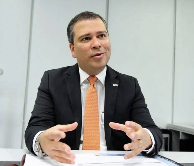 O presidente do BRB afirma ter alertado o Banco Central após suspeitas em operação de compra de créditos créditos