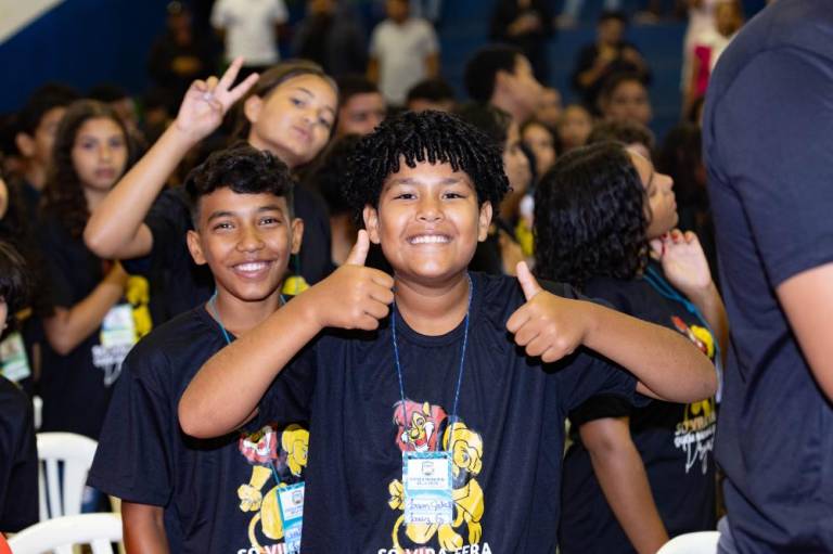 Formatura do PROERD reúne 450 alunos no ginásio de esportes da praça da bíblia em Novo Gama