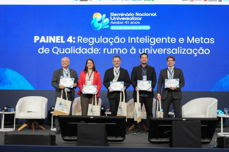  Adasa participa de painel sobre regulação inteligente em evento da Aesbe