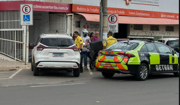 Detran-DF realiza operação para fiscalizar vagas especiais em Taguatinga