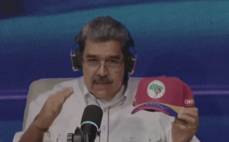 Maduro usa gesto simbólico do MST para pedir apoio de brasileiros em meio a tensão com os EUA