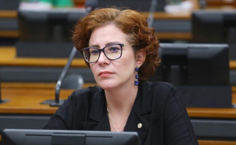 Carla Zambelli renuncia ao mandato de deputada federal