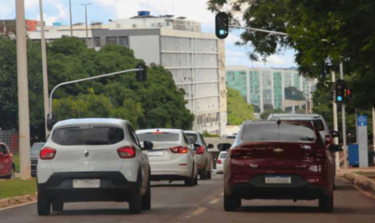 Detran-DF prepara licitação para semáforos inteligentes em 2026