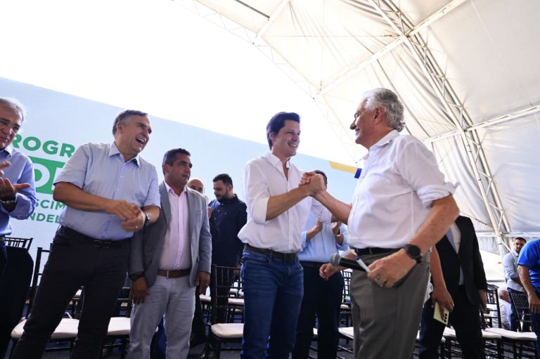 Caiado e Daniel Vilela entregam mais de 200 veículos a cidades goianas