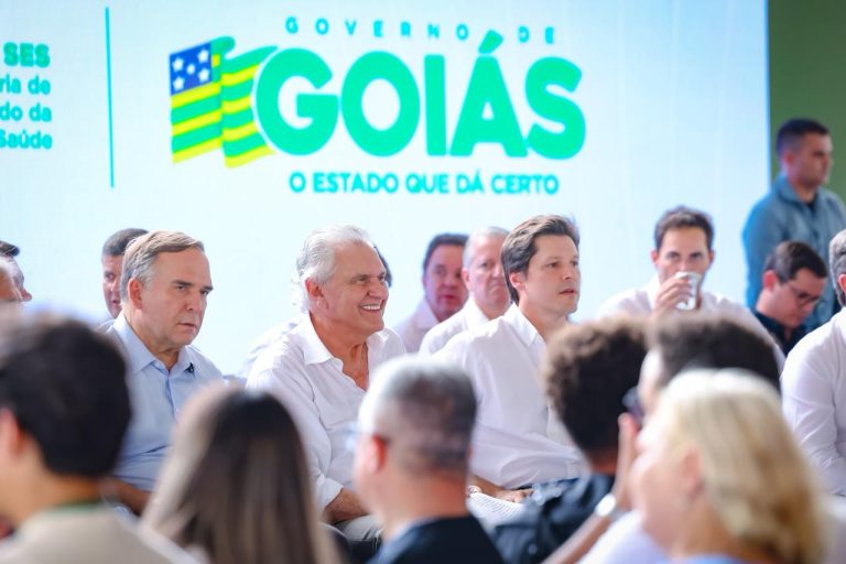 Caiado e Daniel Vilela entregam mais de 200 veículos a cidades goianas