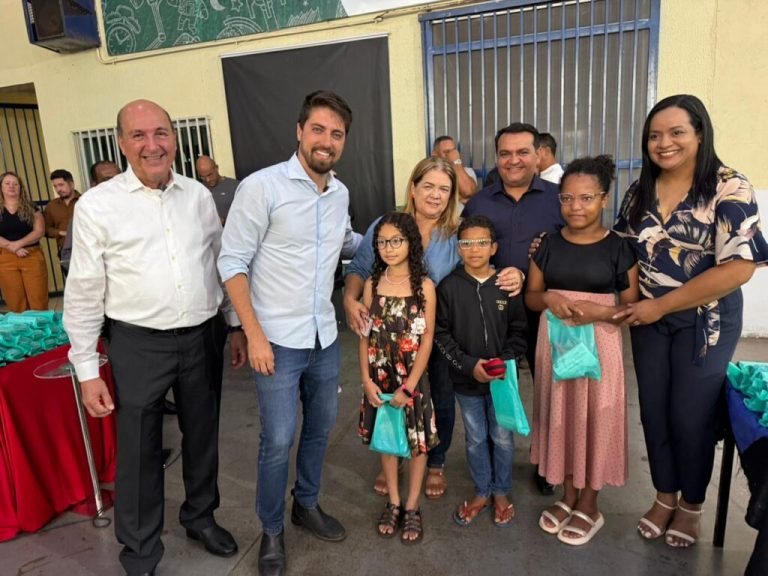 Programa enxergando o futuro entrega 400 óculos para alunos da rede municipal de Valparaíso