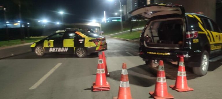 Detran-DF autua 61 motoristas por embriaguez em operação no DF
