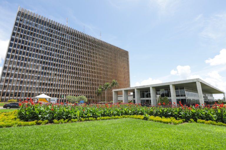 Lei garante abono de ponto no aniversário para servidores do DF