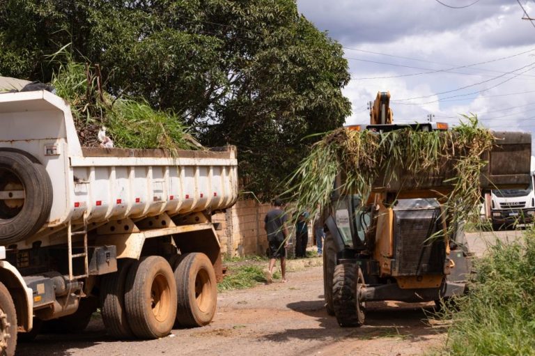 Prefeitura realiza mutirão de limpeza no residencial Alvorada