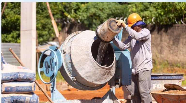 Obras da quadra coberta da escola municipal Rachel de Queiroz avançam e entram na fase de fundação