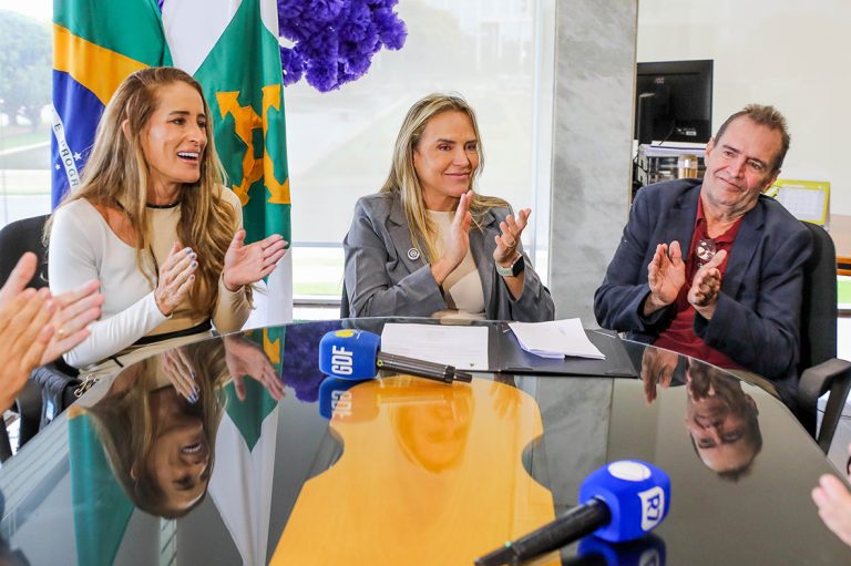 Celina Leão assina projeto para implantar Centro de Reabilitação Neuromotora com exoesqueletos inteligentes