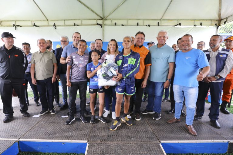 Celina Leão inaugura campo de futebol sintético da Vila Dnocs, em Sobradinho