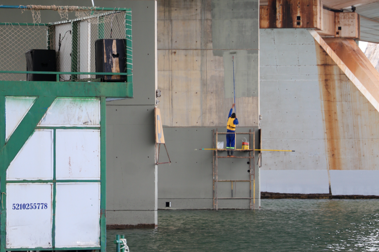 Pintura da Ponte JK, no Lago Sul, é iniciada