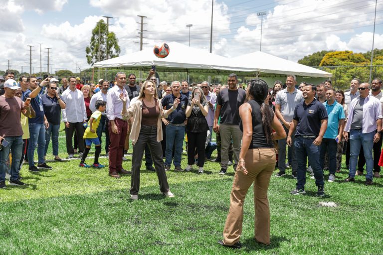 Com investimento de R$ 1,8 milhão, GDF entrega campo de grama sintética no Taguaparque