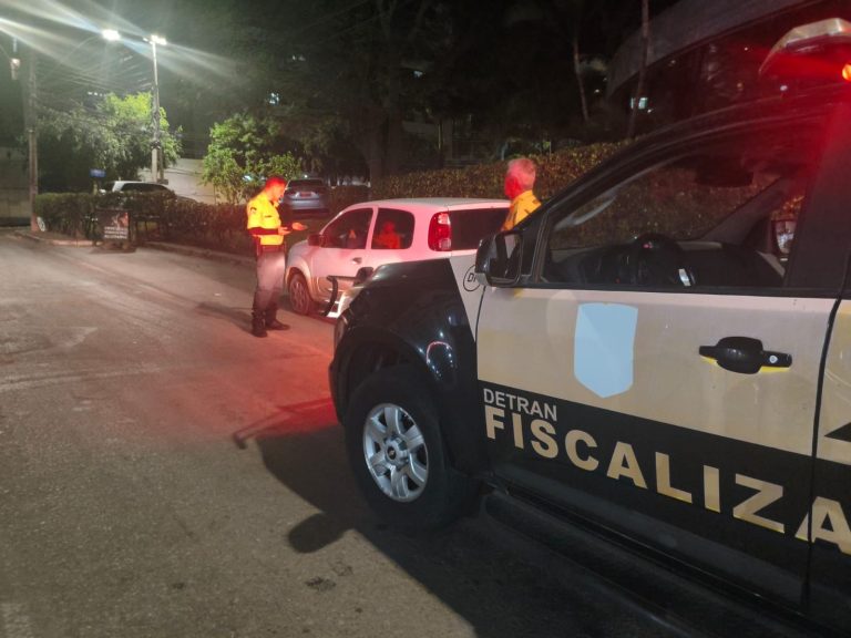 Fiscalização autua 46 condutores alcoolizados no fim de semanaAgentes do Detran-DF também flagraram 25 motoristas dirigindo sem CNH