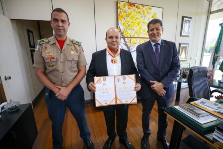 Ibaneis Rocha recebe Medalha do Mérito Nacional dos Bombeiros