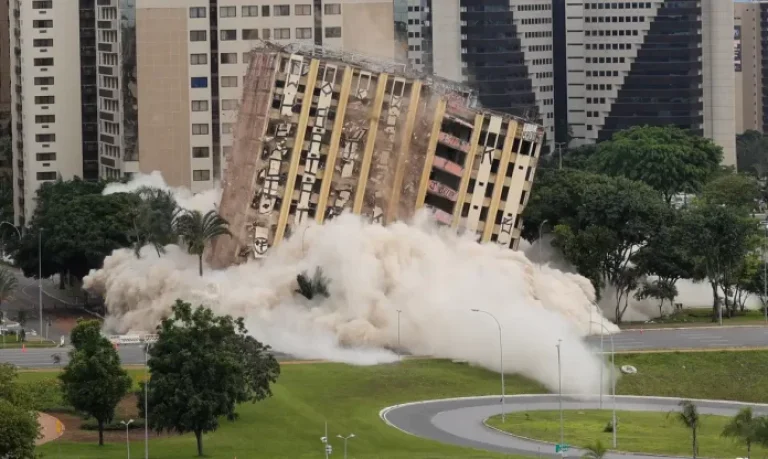 Edifício Torre Palace Hotel é implodido no centro de Brasília neste domingo