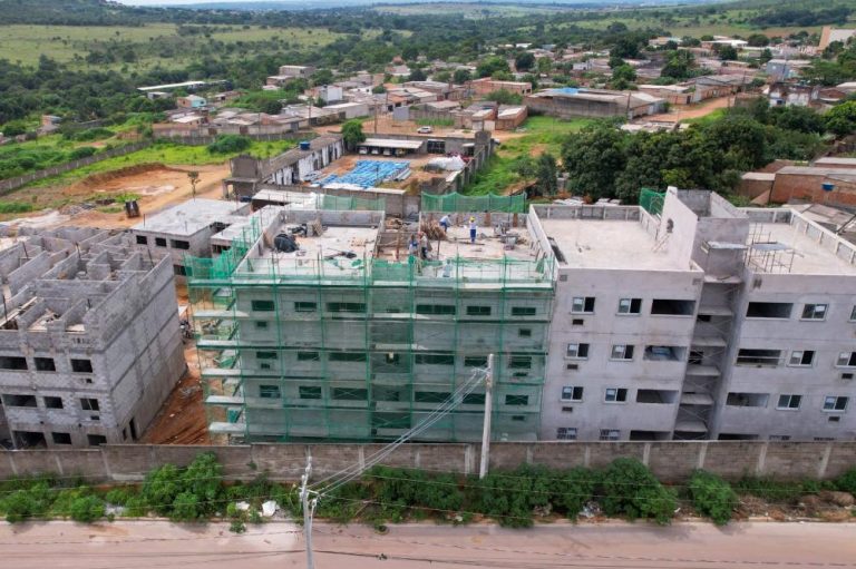 Prefeitura de Novo Gama acompanha avanço nas obras habitacionais do mi9nha casa minha vida no setor Mont Serrat Paiva