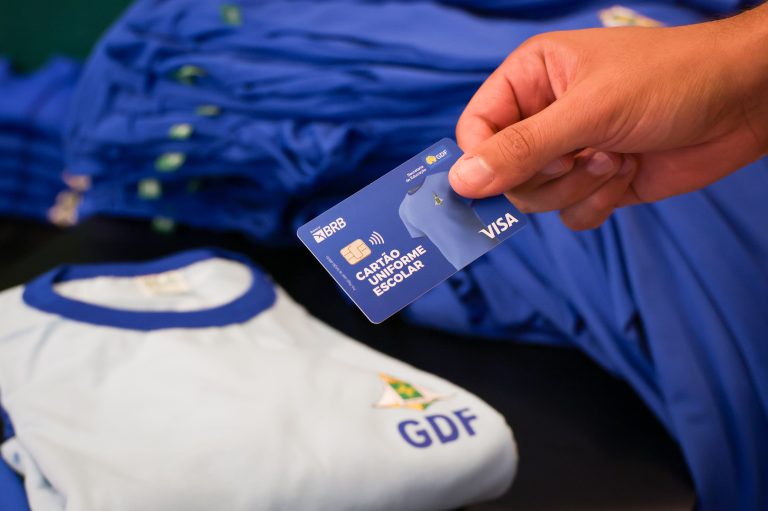 Nova logística do Cartão Uniforme Escolar amplia retirada nas agências