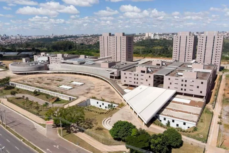 Arruda volta a criticar uso do Centrad enquanto obra segue marcada por investigações