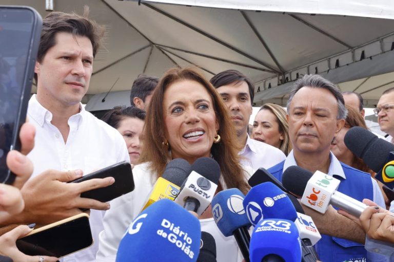 Gracinha e Daniel entregam 246 vans para a assistência social de todos os municípios goianos