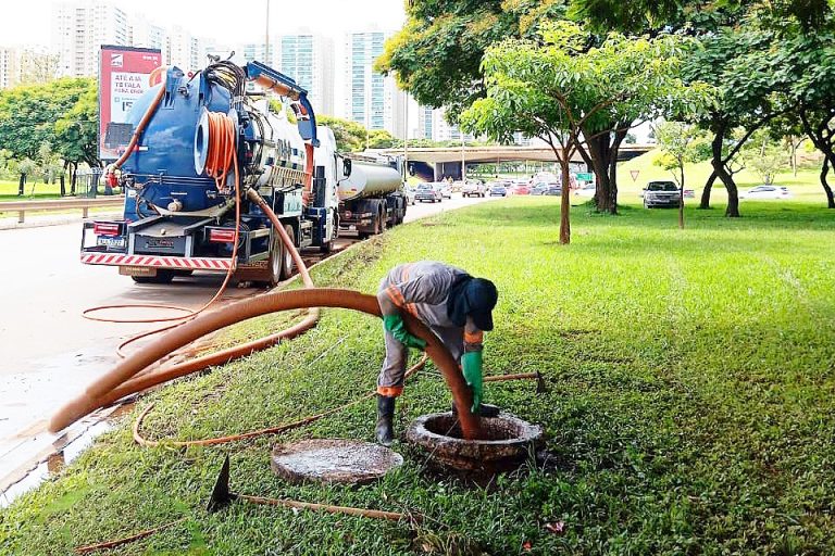 Novacap age rápido na limpeza de bocas de lobo e redes de águas pluviais após chuvas intensas em Taguatinga