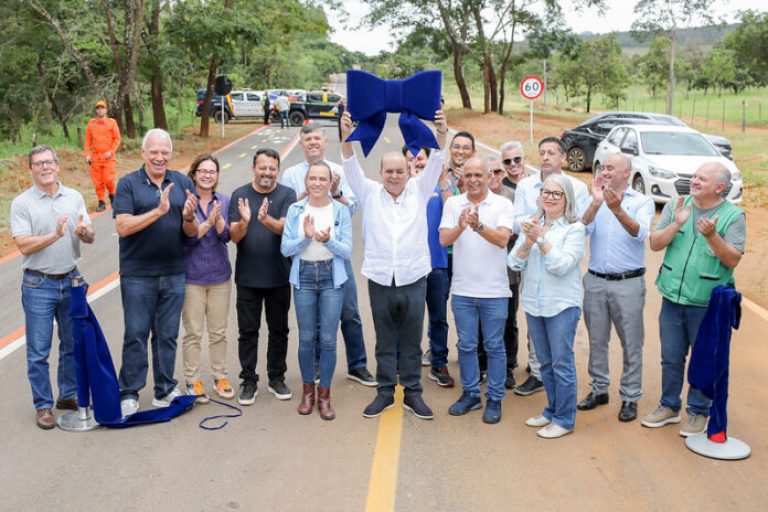 Ibaneis entrega obra de asfaltamento de acesso a escola em Arapoanga