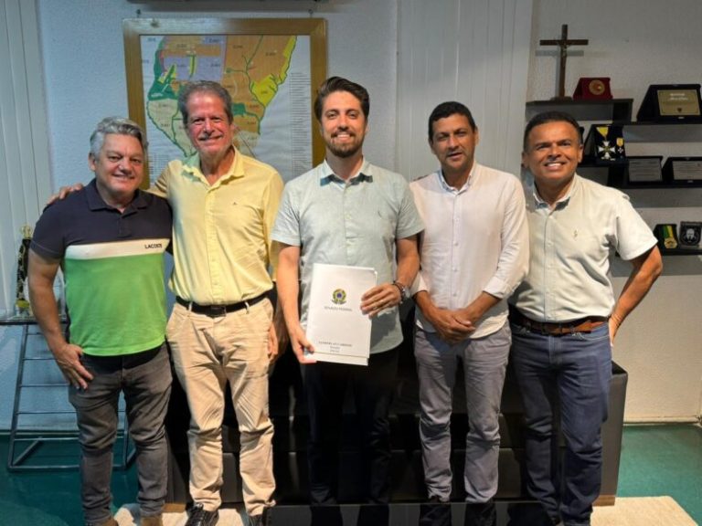 Prefeito Marcus Vinicius garante R$ 2,5 milhões para obras de asfalto nos bairros Rio Branco e Valparaíso II