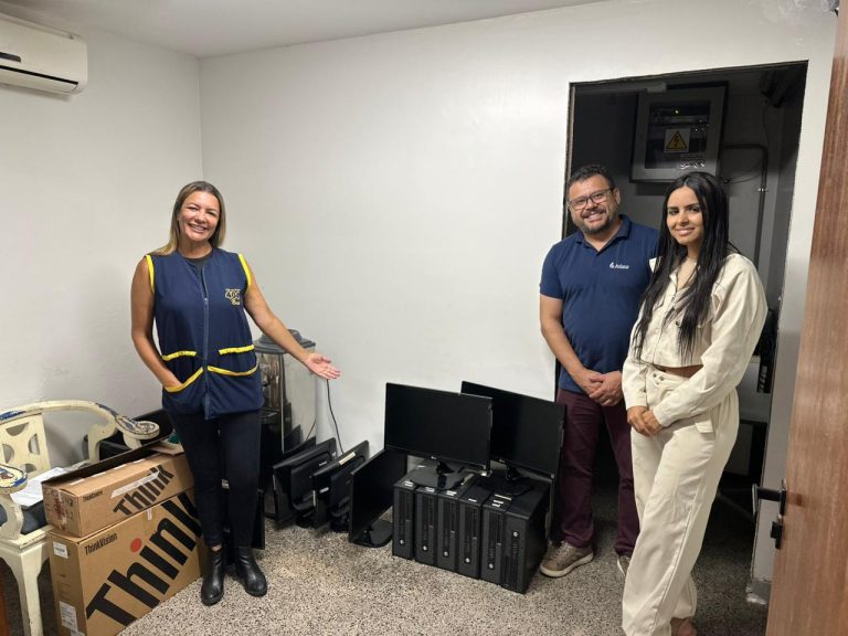 Adasa doa equipamentos de informática a escolas públicas do DF